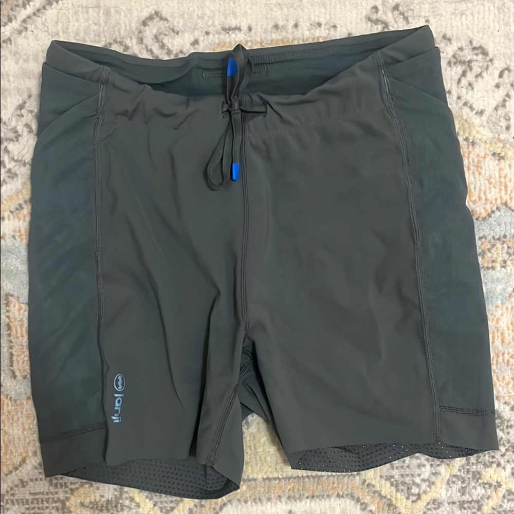 Women’s Janji green 4” trail shorts